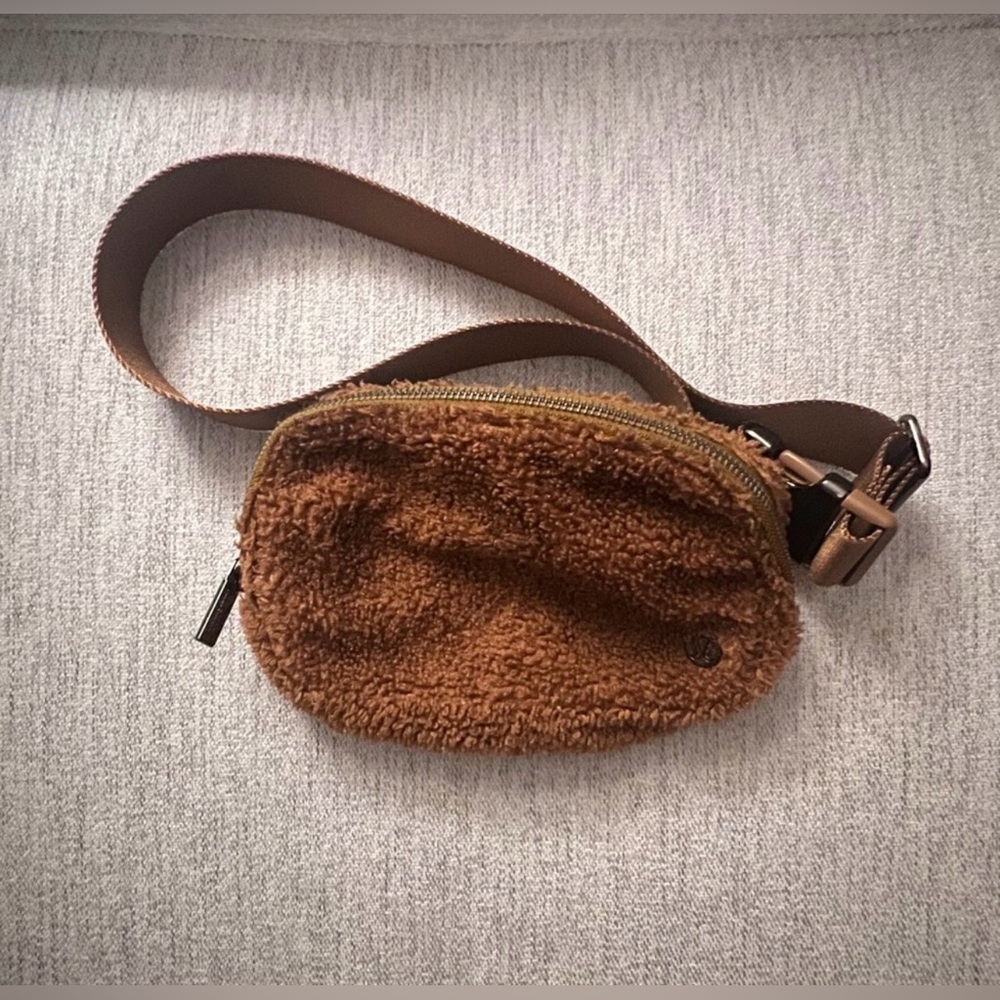 Lululemon Everywhere Belt Bag Brown Sherpa Fleece Travel Activewear Gym Casual - Picture 7 of 12